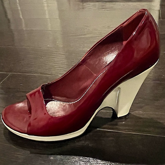 Marc Jacobs Patent Leather Peep-Toe Platform Wedge Heels / Shoes - Picture 13 of 16